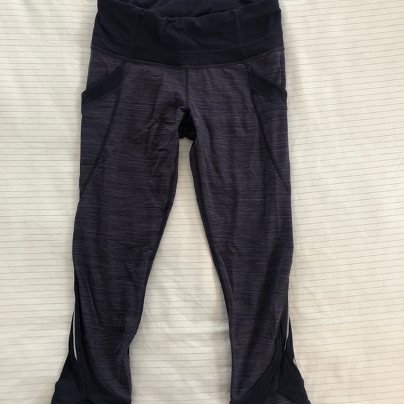 Lulu Lemon crop purple leggings size 4 - Picture 7 of 8